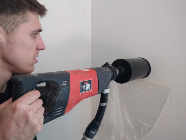 Процесс алмазного бурения стены для бризера