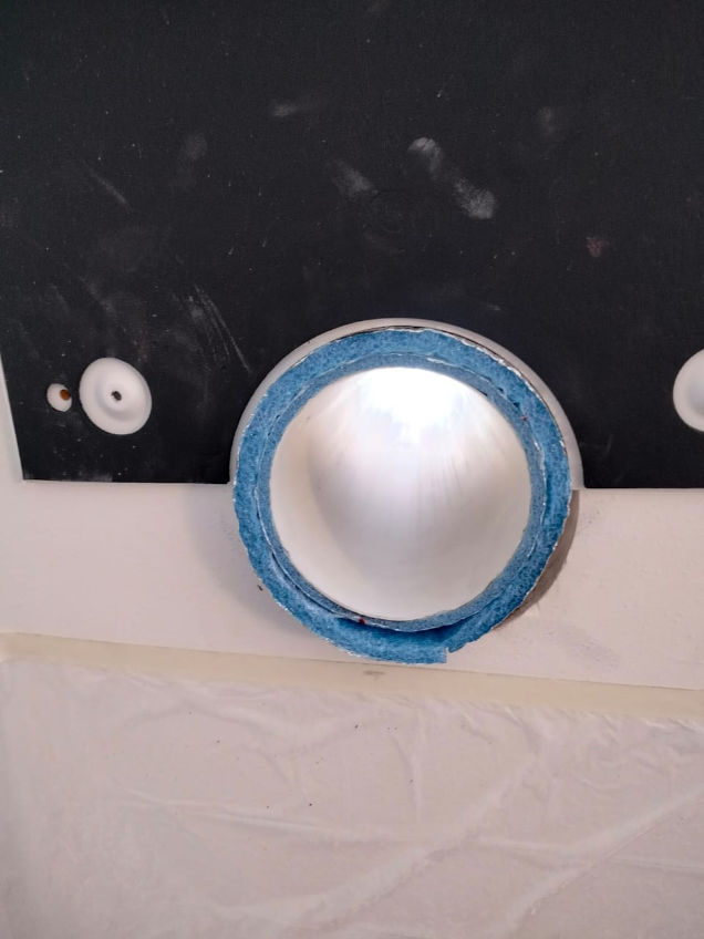 Прокладка утепленного воздуховода в отверстии