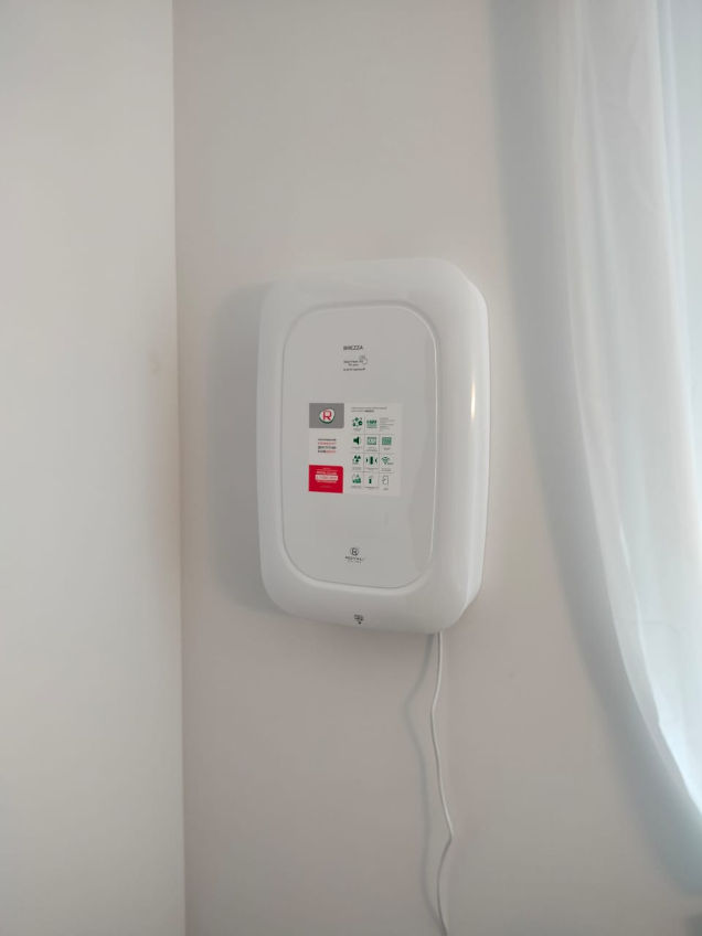 Крепление бризера на стену